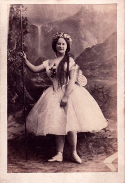 Британская актриса в роли царицы фей и эльфов Титании из комедии У. Шекспира «Сон в летнюю ночь».