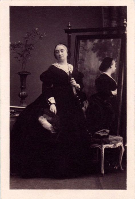 Вдовствующая графиня Вальдэгрейв трижды выходила замуж и была видной фигурой в обществе, став самой известной «политической хозяйкой» середины 19-го века.