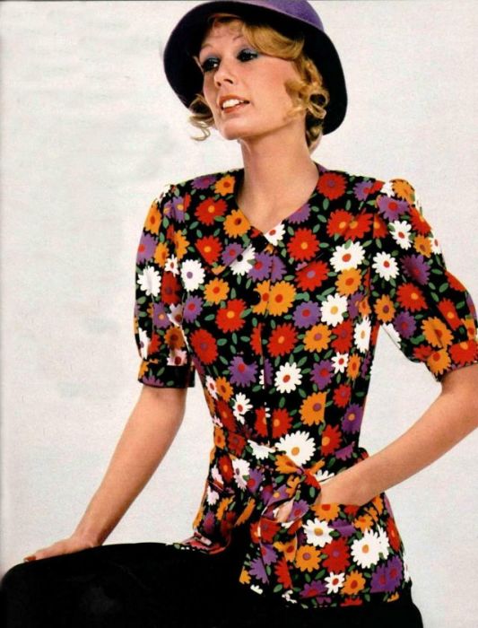 Блузка с рукавами фонариками добавляет легкости в женский образ.