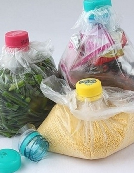Обрезанные горлышки пластиковых бутылок с крышками можно приспособить, чтобы закрывать пакеты с сыпучими продуктами.