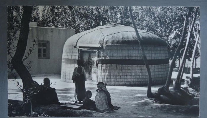 Небольшая юрта уютно расположилась в одном из туркменских дворов.