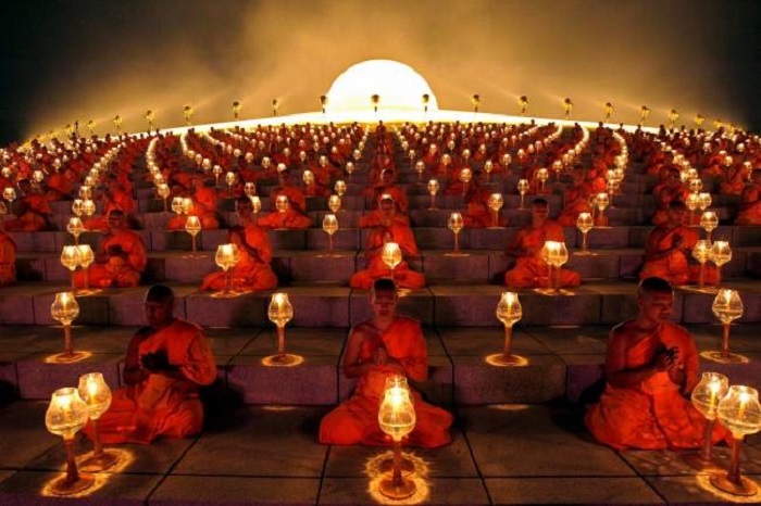 Буддийские монахи совершают обряд перед каждым запуском бумажных фонариков в провинции Супханбури, Таиланд.