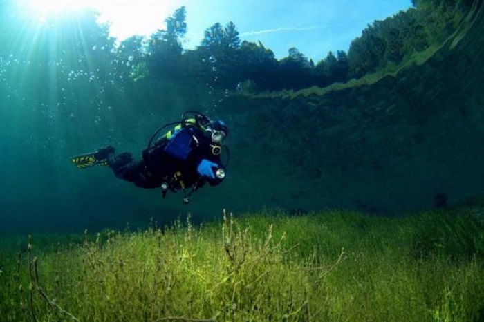 Небольшое горное озеро Самеранджер, вода в котором очень прозрачная, Тироль, Австрия.