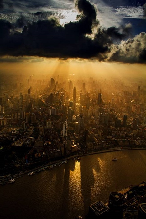 Вид на Шанхай из кабины крановщика, Китай.