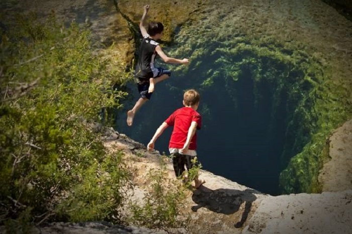 Высота возвышенности всего несколько метров, и прыгают туристы в воду, в которой находится небольшая яма своеобразной формы.