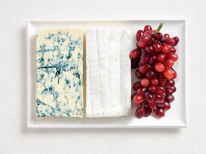 Голубой сыр, сыр бри, виноград.