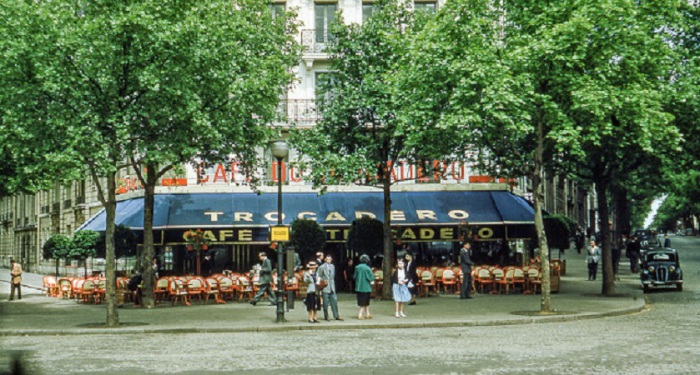 Центр Парижа - это Елисейские поля с многочисленными магазинами, выставочными центрами, кафетериями и ресторанами. Июнь, 1952 год.