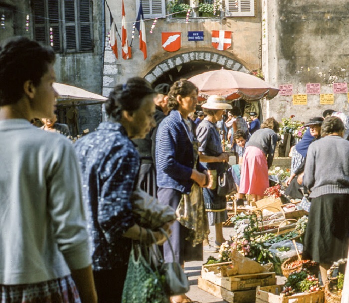 Торговая площадь заставлена разными продуктами питания для продажи. Июнь, 1960 год.