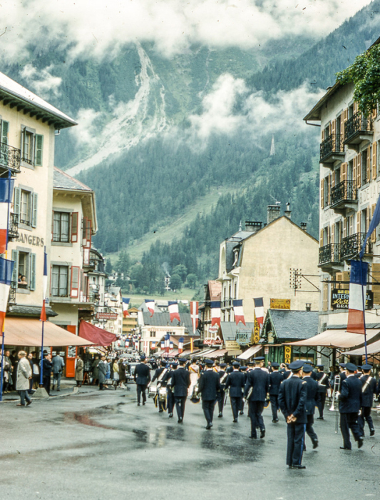 Небольшая демонстрация во французском городе Шамони, что находится в Альпах. Июнь, 1960 год.