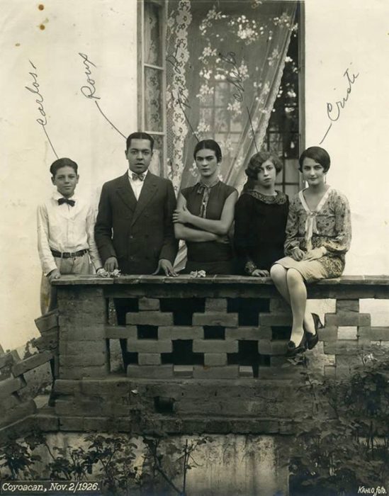 Фрида с сестрами Адрианой и Кристиной, а также кузенами Кармен и Карлос Вераса.