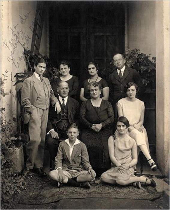 Портрет семьи Кало, сделанный в феврале 1927 года.