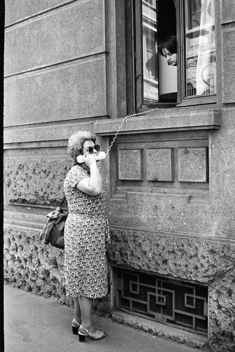 Женщина воспользовалась домашним телефонным аппаратом через окно первого этажа.