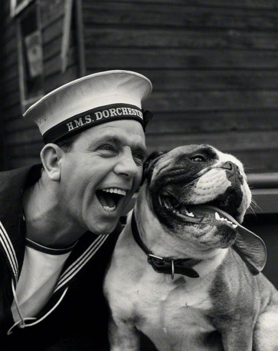 Английский актёр-комик Норман Уиздом с собакой.