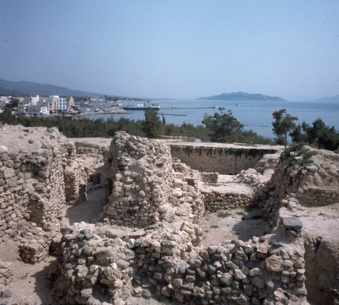 На археологических раскопках древнего города на холме острова Эгина.