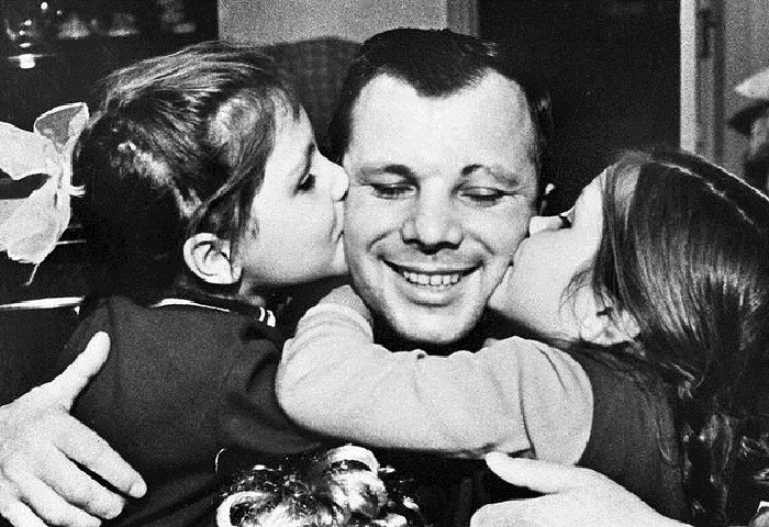 Юрий Гагарин вместе с дочерьми.