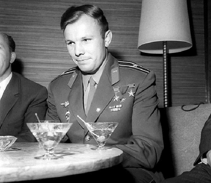 После своего полета Гагарин посетил несколько десятков стран.