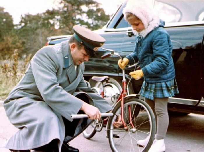 Гагарин с дочерью Галей на велосипедной прогулке.