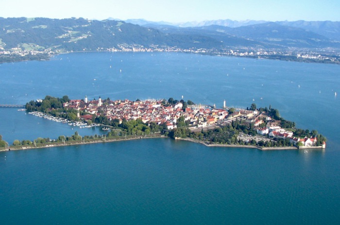 Город-остров на Боденском озере, расположен в самом центре Европы, на границе трех государств — Германии, Австрии и Швейцарии.