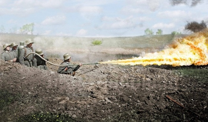 Солдаты штурмового батальона демонстрируют мощь ранцевого огнемета «Клейф».