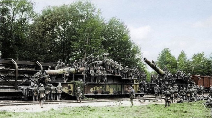 Захваченные железнодорожные артиллерийские установки во французской коммуне Мон-Нотр-Дам.
