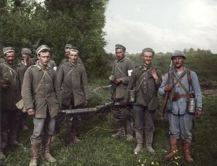 Пленные немецкие солдаты, прибывшие в город Тийолуа (Франция).