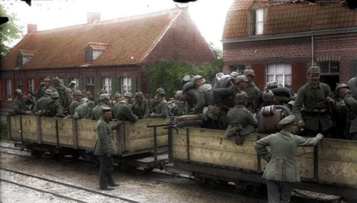 Немецкие военные готовятся в отправке на фронт.