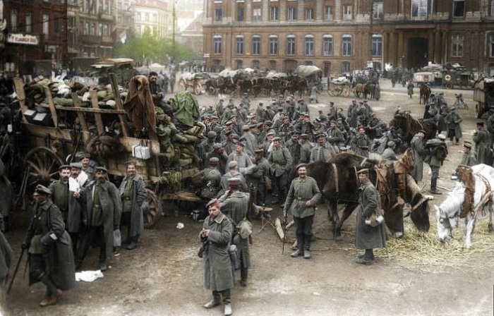 Германское войско, дислоцированное на площади перед «Дворцом князей-епископов» в Льеже (Бельгия).