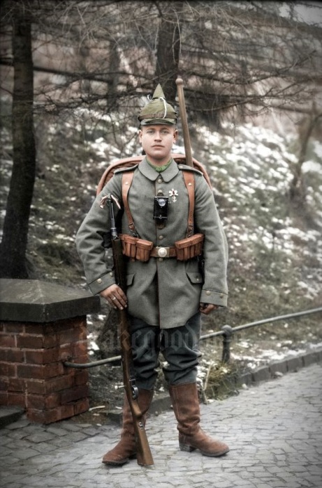 Портрет немецкого солдата в полном обмундировании.