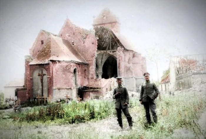 Немецкие солдаты позируют у разрушенной церкви во время затишья между боями.