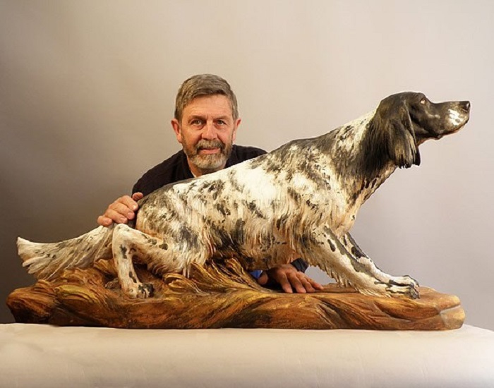 Автор Джузеппе Румерио (Giuseppe Rumerio) рядом со своей скульптурой собаки из группы легавых. | Фото: wood-sculptor.info