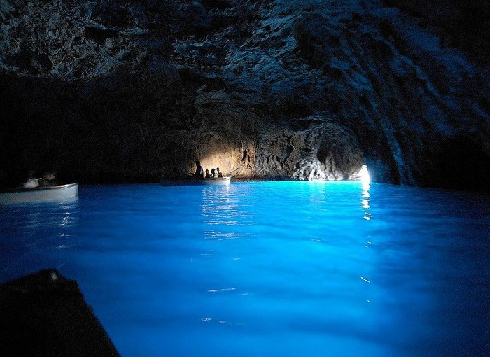 Единственная и самая популярная достопримечательность острова Капри – морская пещера Голубой Грот, подсвеченная потусторонним голубым светом.