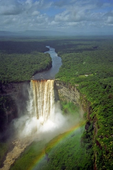 Один из самых впечатляющих и самых мощных водопадов на планете.