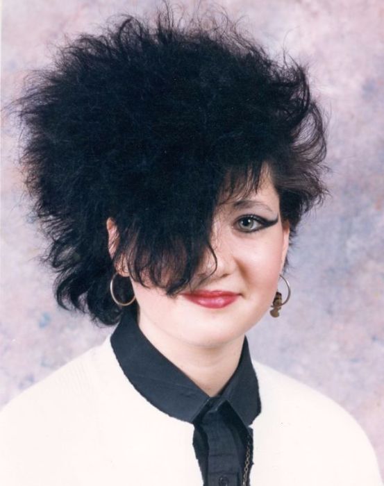 Темные волосы, закрывающие половину лица и… объем - без него в 1980-х было не обойтись.