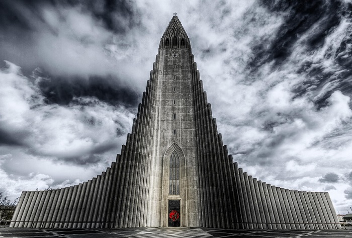 Лютеранская церковь — четвертое по высоте здание в Исландии, ее высота 74,5 метра.