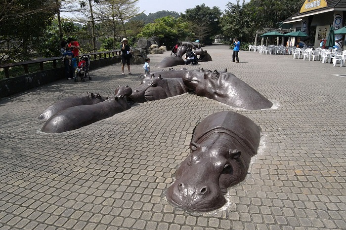 Скульптуры установлены на территории зоопарка и напоминают о заботе диких животных.