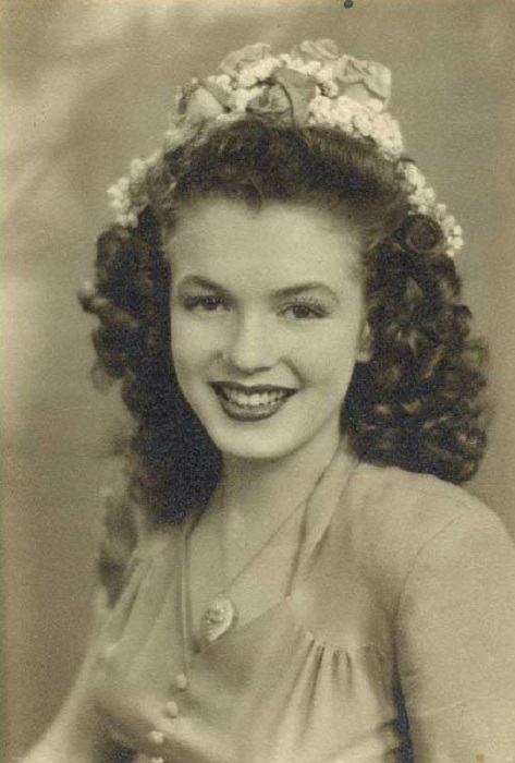 Первые фотографии юной Мэрилин Монро (в то время еще никому не известной Нормы Мортесон), были для журнала ВВС США.