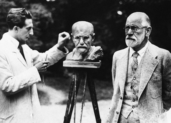 Зигмунд Фрейд позирует во время изготовления собственного бюста скульптором Оскаром Немовым.