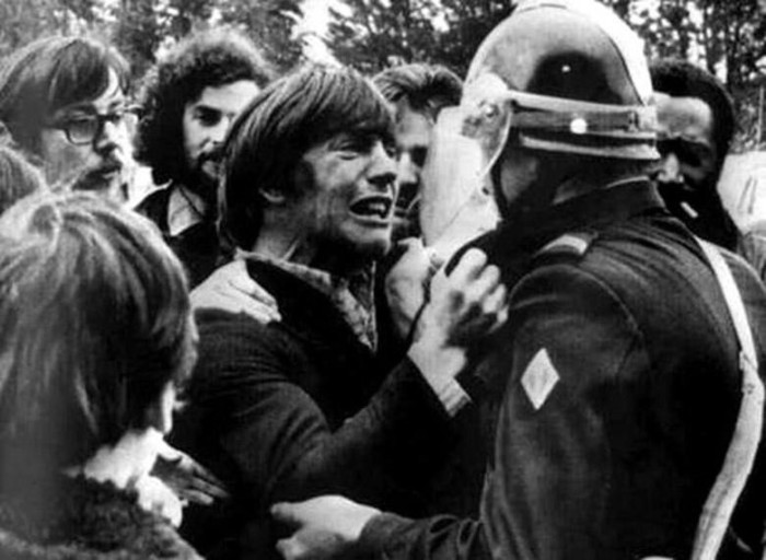 Случайная встреча двух друзей детства по разные стороны баррикад, на демонстрации Сен-Бриё, Франция, 1972 год .