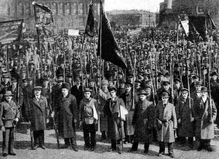 Петроградская Красная гвардия на демонстрации 1 мая 1917 года.