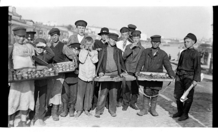 Московские мальчишки - коробейники, свой товар носили в больших лубочных коробах. Россия, 1909 год.