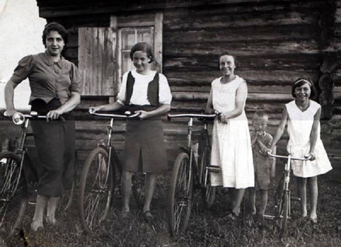 Велосипед в Стране Советов стал обыденностью — его могли позволить себе и своим детям практически все.