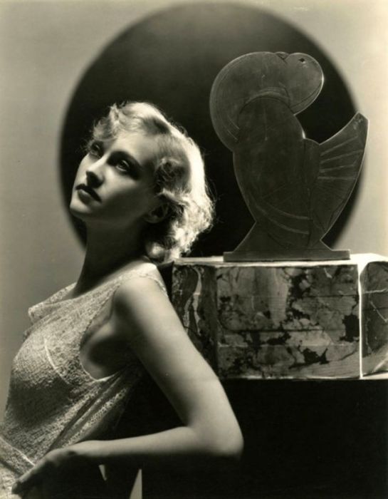 Голливудская киноактриса, которая снималась в фильмах компании «Warner Bros.» в 1930-х годах.