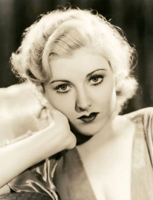 Актриса, родившаяся в Техасе (США) была известна по ролям в фильмах «Вот банда» (1935) и «Великий Карузо» (1951).
