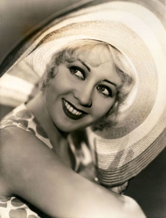 Благодаря своему прекрасному образу блондинки с голубыми глазами Джоан стала одной из самых высокооплачиваемых артисток в 1930-х годах.