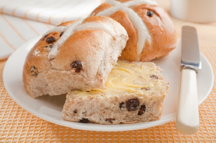 Пасхальные сладкие булочки с крестом в которые добавляется изюм и пряности.