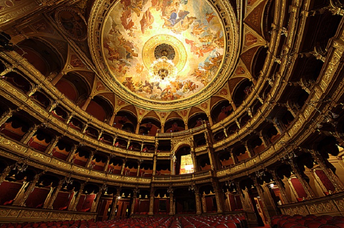 Самый крупный и красивый оперный театр в Будапеште.