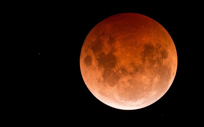 Цвет Луны во время затмения зависит от состояния атмосферы Земли, 8 октября 2014 года, Лейк Бога, Виктория, Австралия. Фотограф Phil Hart.