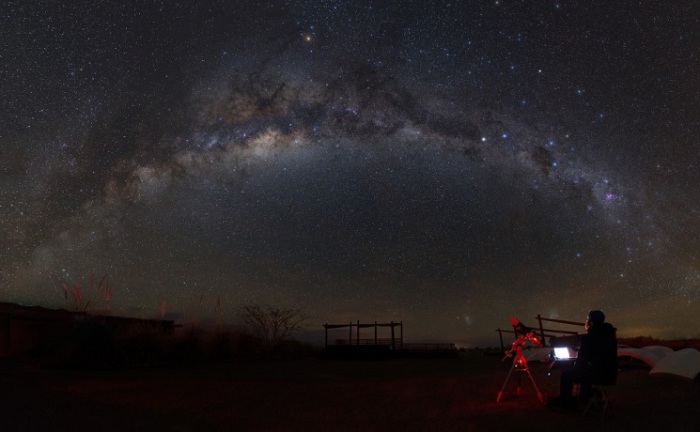 Млечный путь над пустыней Атакама в Чили, Посёлок Сан-Педро-де-Атакама в провинции Эль-Лоа, Чили. Фотограф Yuri Zvezdny.