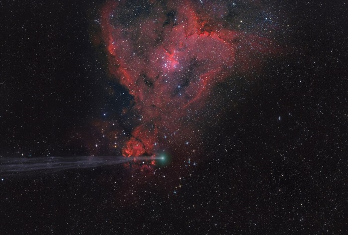 Комета C/2014 E2 Jacques и туманность «Сердце» в созвездии Кассиопеи, Коринфия, Греция. Фотограф Lefteris Velissaratos.