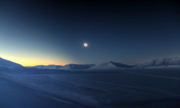 Полное солнечное затмение над Шпицбергеном, 20 марта 2015 года. Яркая звезда в левой верхней части снимка – это планета Венера, Шпицберген, Норвегия. Фотограф Luc Jamet.